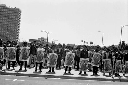 Panthers devant le palais de justice du comté d'Alameda en 1968, tenant la célèbre affiche de portrait de Huey Newton.