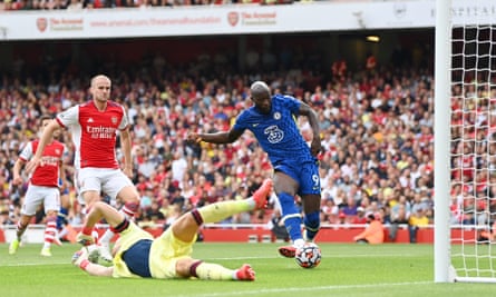 Romelu Lukaku scores against Arsenal after bullying the Arsenal defence.