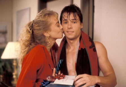 Guy Pearce, shirtless after a shower, being kissed by a girl
