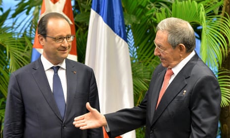 Cuba’s President Raul Castro (R) receives his French counterpart Francois Hollande