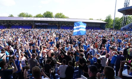 Stockport beat Salford and head for League Two playoff final with Carlisle | League Two 1 Stockport County fans celebrate on the pitch after their side’s penalty shoot-out victory over Salford City in their EFL Sky Bet League Two Play-Off semi-final second leg.