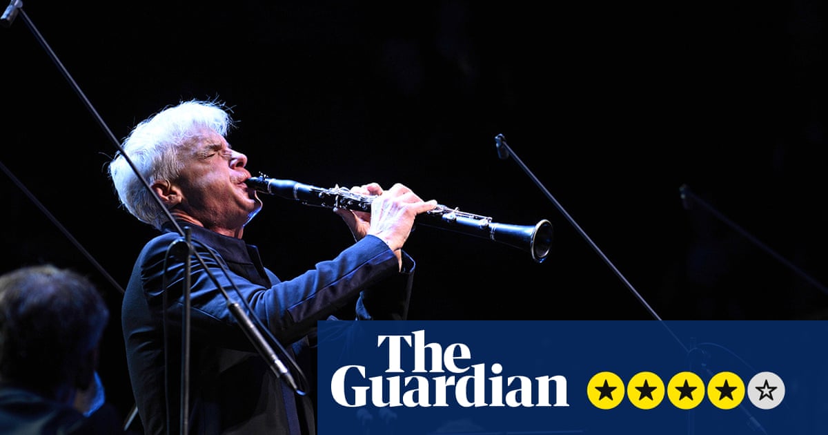 Swedish Chamber Orchestra/Fröst review – dance, dynamism and a wild rumpus as maverick clarinettist-conductor takes charge