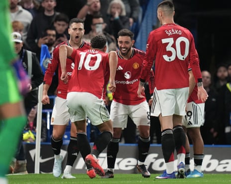 Matheus Cunha celebrates with his Manchester United teammates after scoring against Chelsea.