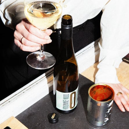 A lifestyle product photo for the non-alcoholic wine Kolonne Null Verdejo