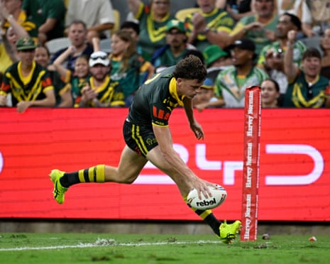 Jack Bostock corre em um try em Townsville