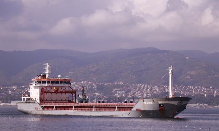 El barco de bandera turca Polarnet llega a Derince.