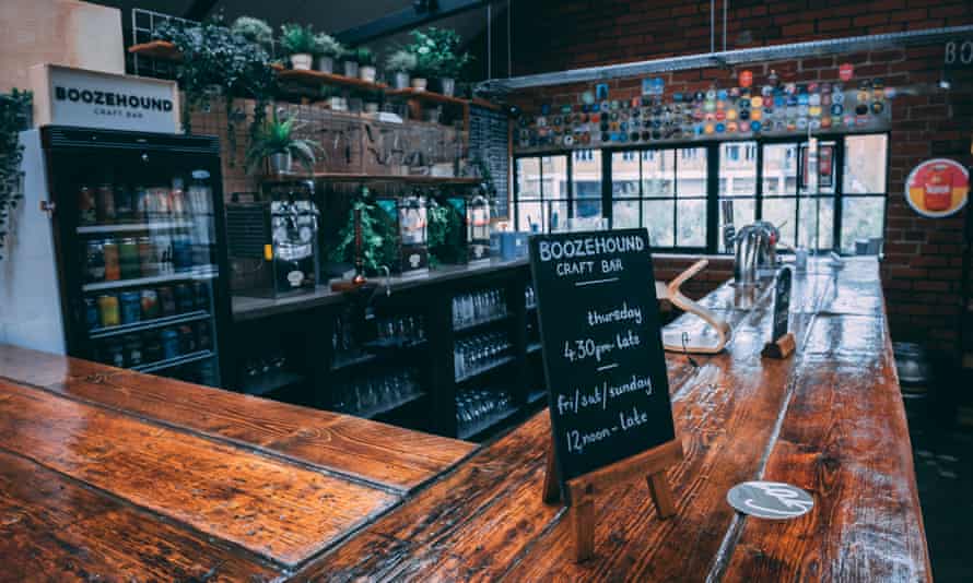 La barra de cerveza Boozehound está hecha a mano en Sheffield's Cutlery Works, un patio de comidas ubicado en una antigua fundición de cubiertos.