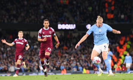 Erling Haaland dari Manchester City mencetak gol kedua mereka melawan West Ham, dan yang ke-35 musim ini untuk memecahkan rekor pencetak gol Liga Premier.