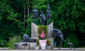Une statue de l'ancien roi belge Léopold II, aspergée de peinture, au parc du musée de l'Afrique, à Tervuren, Belgique, 10 juin 2020.