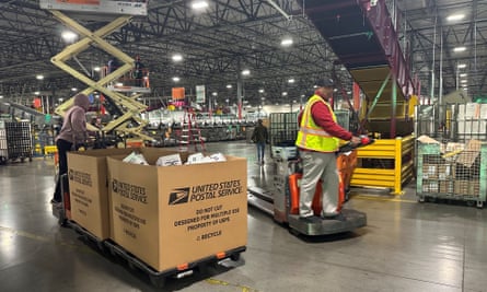 يعمل الموظفون كأكبر منشأة تابعة لـ USPS تستعد لأكثر أوقات الشحن ازدحامًا خلال العام، في لوس أنجلوس، كاليفورنيا، في 30 نوفمبر.
