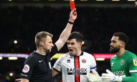 Wasit Michael Salisbury mengirim Wes Foderingham selama babak pertama