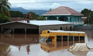 این افراد به دنبال پناه دادن در پشت بام در آمونیت ، هندوراس هستند