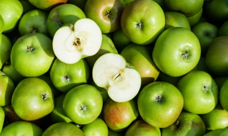 A stack of apples, one on top, cut in half