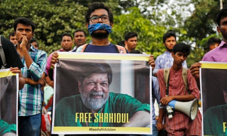 Protesters in Dhaka call for the release of Shahidul Alam