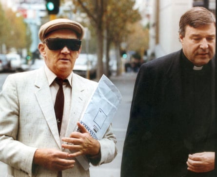 Gerald Ridsdale devant le tribunal avec George Pell, le 15 août 1993