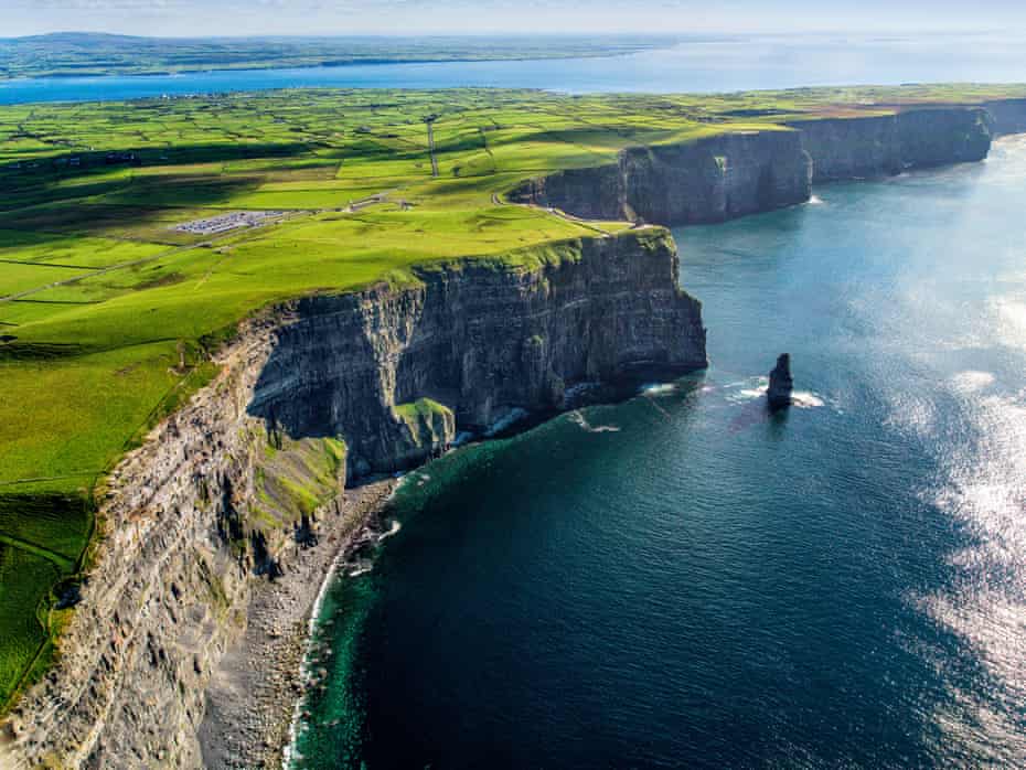 Vue aérienne des falaises de Moher, comté de Clare, Irlande..