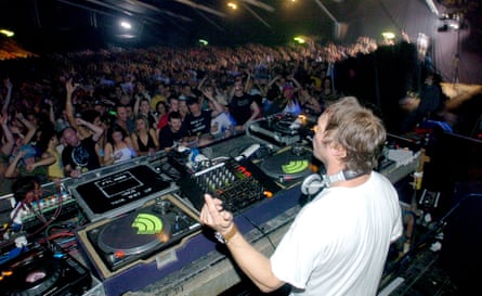 Pete Tong DJing to a huge crowd