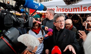 Jean-Luc Melenchon在全国范围内的卫生工作者和公务员示威活动中向媒体发表讲话