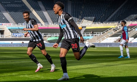 Newcastle United’s Joe Willock (centre) celebrates after scoring their third goal.