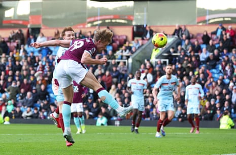 Zian Flemming scores a header