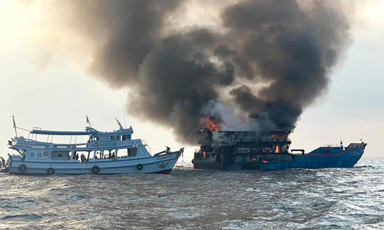 Pasajeros se arrojan al mar para escapar de incendio en ferry tailandés