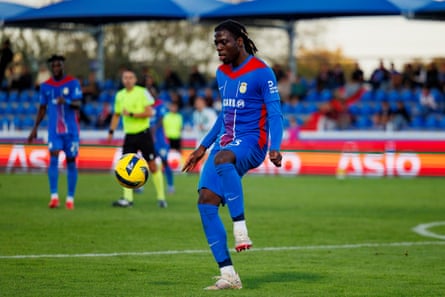 Alverca defender Bastien Meupiyou controls the ball