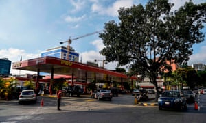 Los conductores hacen cola para bombear combustible en una gasolinera de la petrolera estatal venezolana PDVSA en Caracas el miércoles.