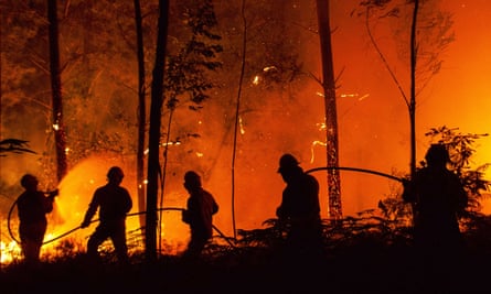Firefighters attempt to tackle a forest blaze in Pedrógão Grande on Monday.