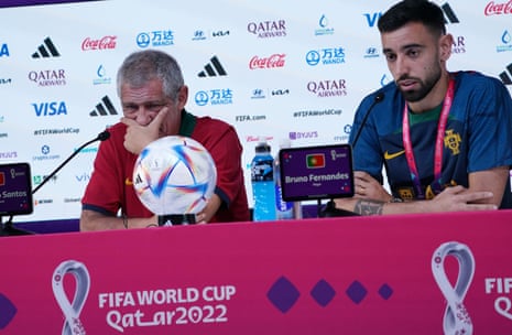 Presidente de Portugal Fernando Santos (esquerda) e Bruno Fernandes na conferência de imprensa de ontem.