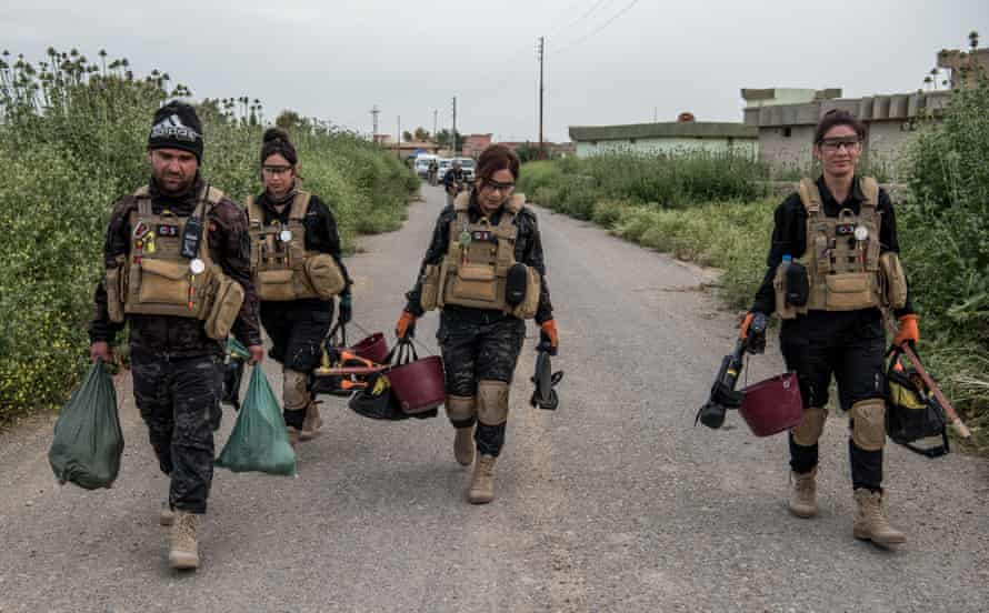 Contractors return from clearing fields around Sinjar.