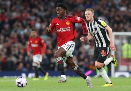 Kobbie Mainoo runs with the ball against Newcastle