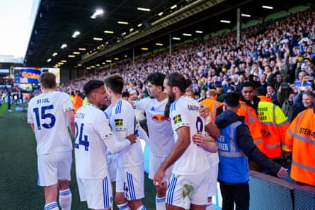 دومينيك كالفيرت لوين يتلقى التهاني من زملائه بعد تسجيله الهدف الثالث لليدز ضد وولفز.