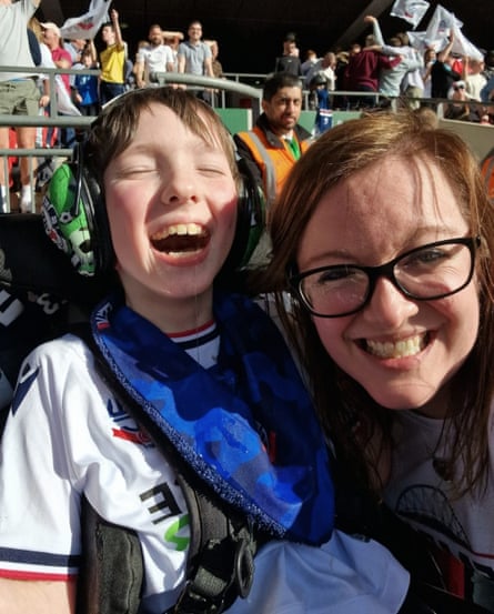 مشجعو بولتون جاك وكايلي في إحدى المباريات.