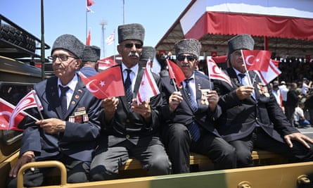 Άνδρες κάθισαν στο πίσω μέρος του οχήματος που κυμάτιζε τουρκική σημαία