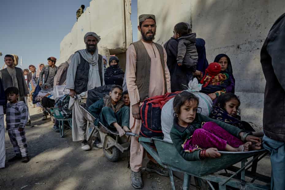 Afghans queue to enter Pakistan at the border crossing in Spin Buldak.