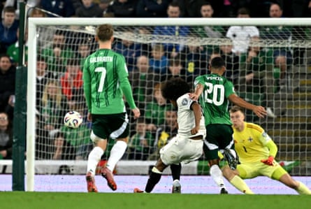 Nick Woltemade comemora gol pela Alemanha em partida contra a Irlanda do Norte.