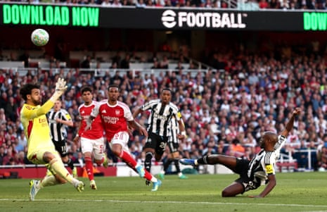 न्यूकैसल यूनाइटेड के योएन विस्सा ने गोल करने का मौका गंवा दिया।