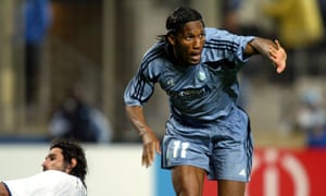 Didier Drogba, un antiguo cliente de Pape Diouf, en acción para Marsella en 2004.