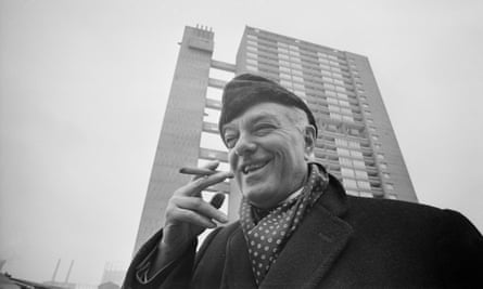 Hungarian architect and designer Ernő Goldfinger in front of Balfron Tower, 1968.