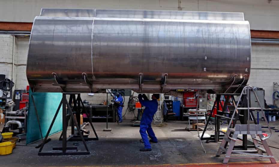 Workers make a huge aluminium tank