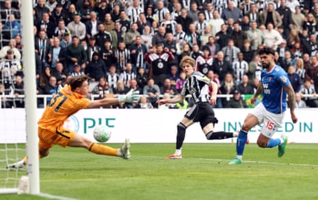 Anthony Gordon of Newcastle United scores his team's first goal