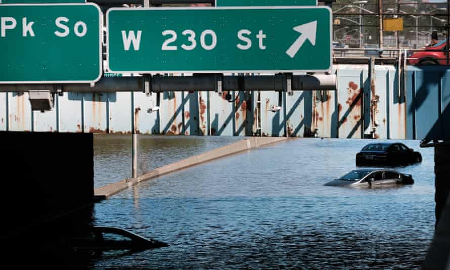 Des voitures sont abandonnées sur une autoroute inondée jeudi dans le quartier du Bronx à New York.
