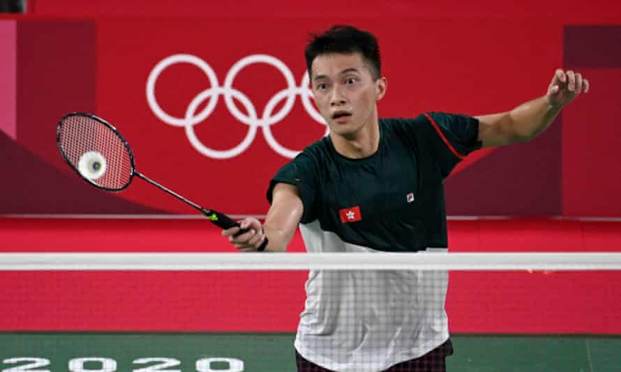 Angus Ng Ka Long z Hongkongu na pojedynku męskiej drużyny badmintona w Tokio