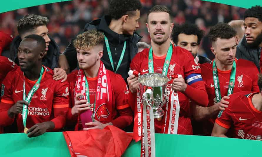 Jürgen Klopp’s open-mindedness fuelling Liverpool’s silverware drive | Liverpool 2 Jordan Henderson shows off the Carabao Cup for the cameras