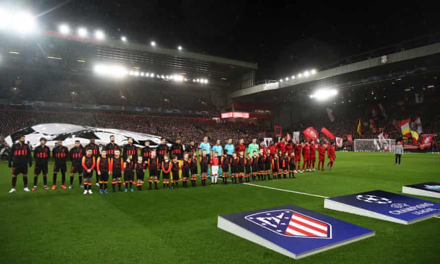 Les deux équipes s'alignent dans un Anfield bondé le 11 mars 2020.