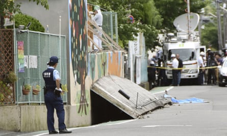 A girl was killed by a fallen wall caused by an earthquake at an elementary school in Takatsuki
