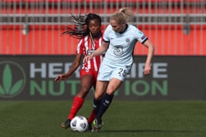 Jonna Andersson competes for the ball with Ludmilla.