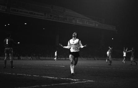 Mark Hughes scoring the winner to send United to Wembley