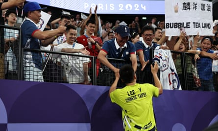 Yang Lee de Taiwan serre la main de ses supporters après avoir remporté l'or dans le match avec Chi-Lin Wang de Taiwan contre Wei Keng Liang de Chine et Chang Wang de Chine