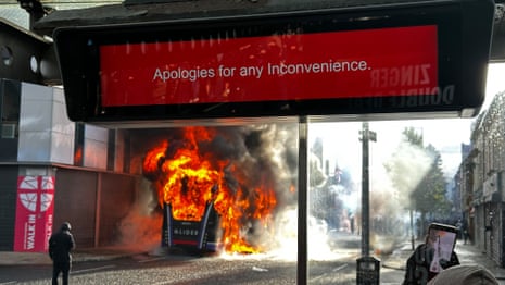 Um ônibus Glider, incendiado por manifestantes, na Newtownards Road, no leste de Belfast.